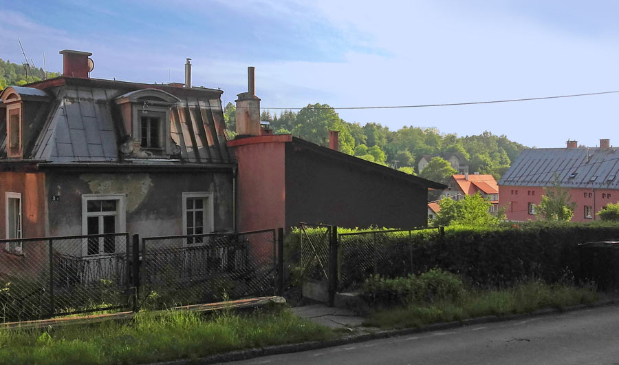 grafika przedstawia domy w Ladku Zdroju w zachodzącym slońcu