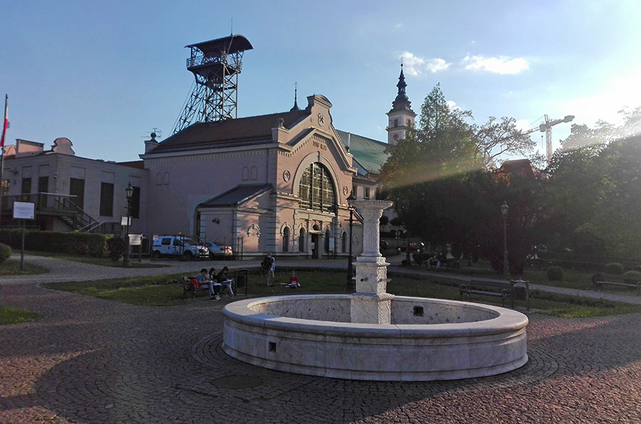 Skwer z fontaną przed szybem Regis w Wieliczce