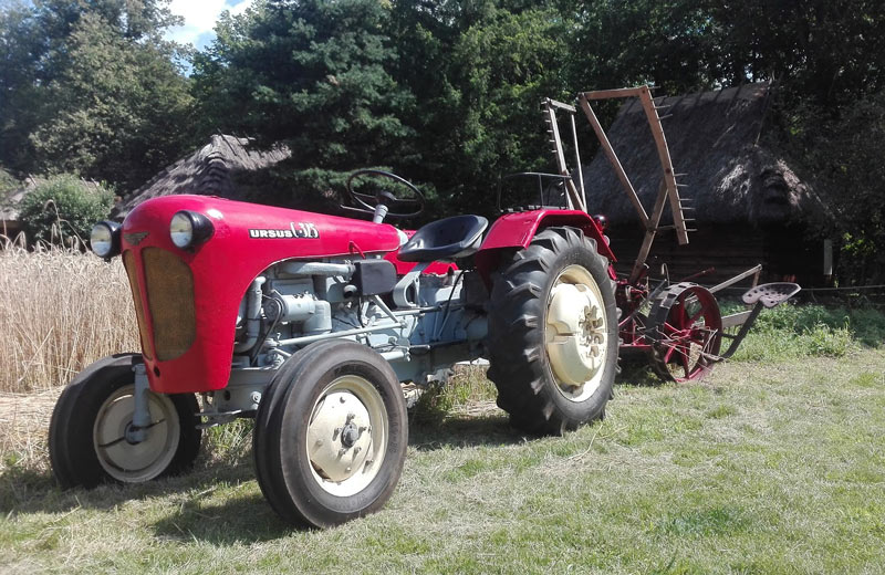 Stary traktor Ursus z kosiarką