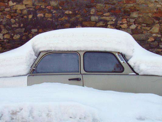 Samochód Trabant zasypany dużą warstwa śniegu Polna Czechy