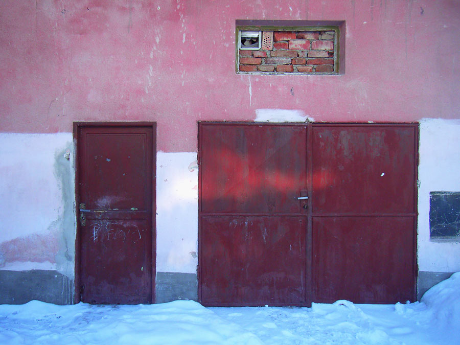 Czerwone blaszane drzwi od garażu