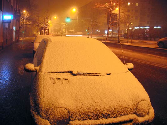 samochód pod śniegiem