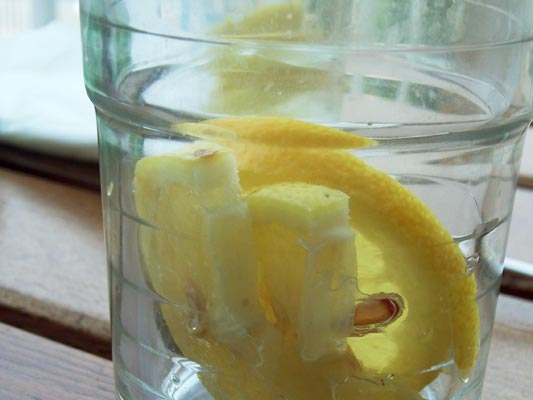 szklanka chłodnej wody z cytryną